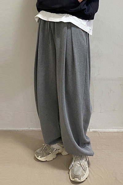 four tuck wide pants